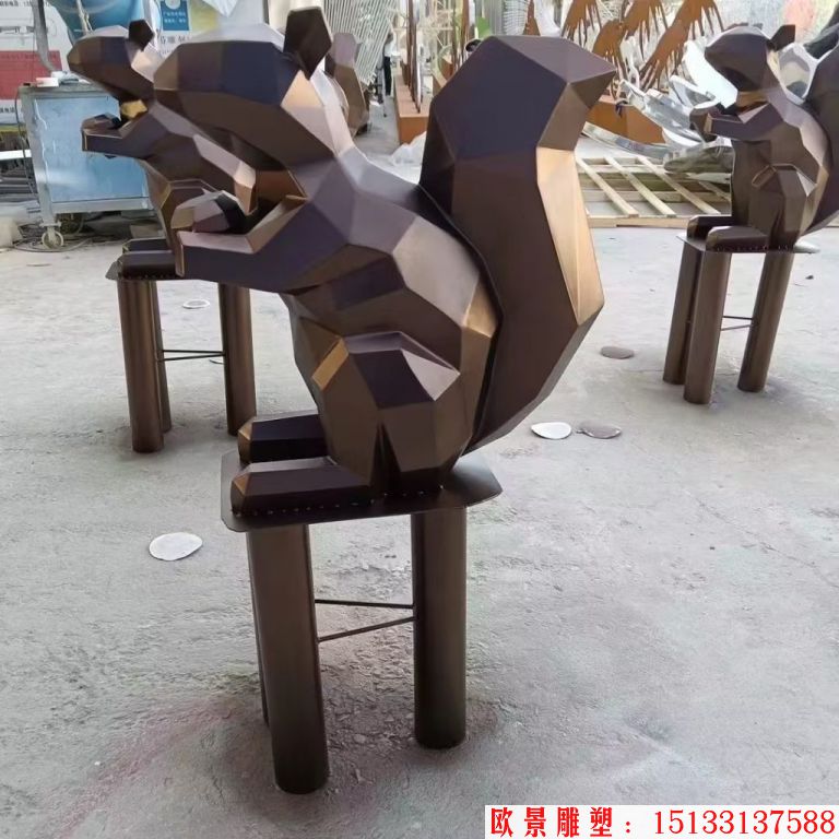 不锈钢仿铜切面松鼠雕塑,几何动物松鼠