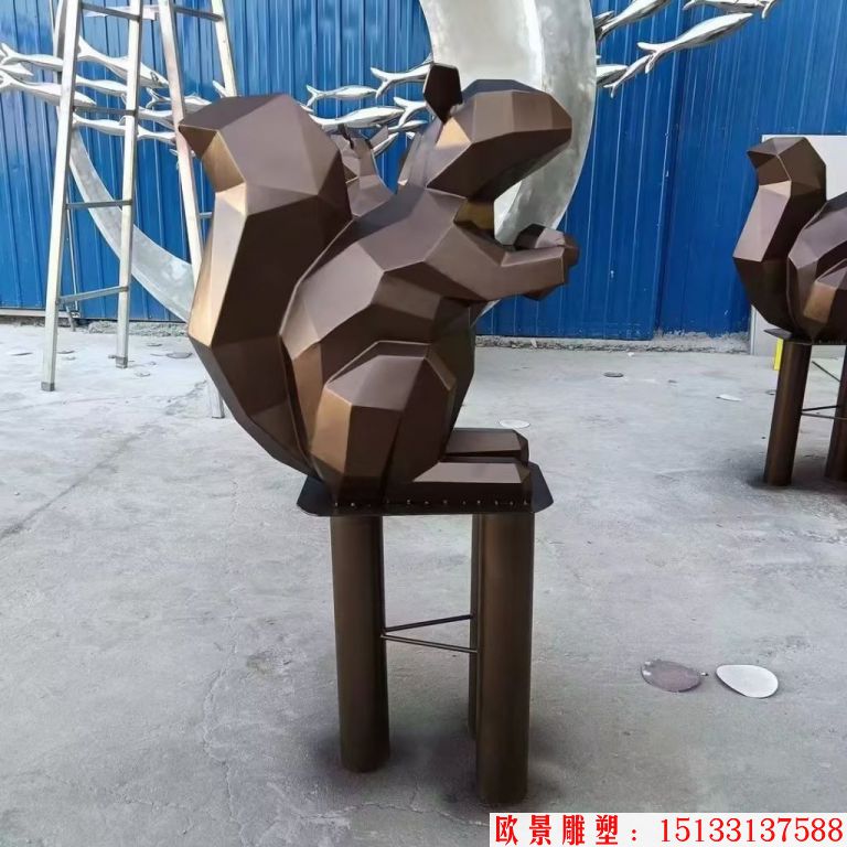 不锈钢仿铜切面松鼠雕塑,几何动物松鼠1